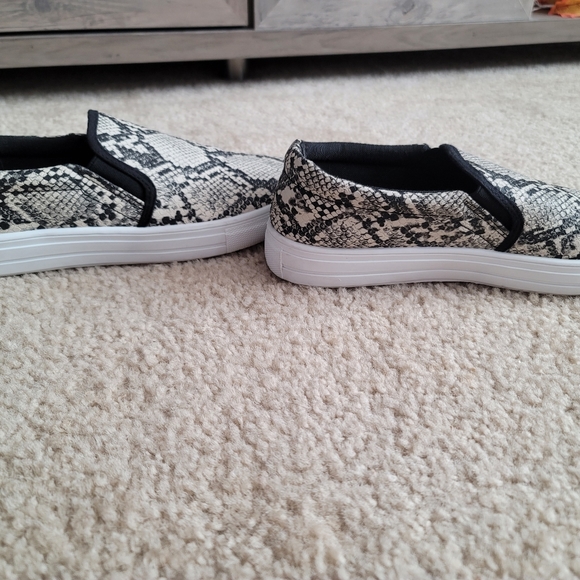 Qupid Snakeskin Slip Ons Size 8 - Picture 5 of 5
